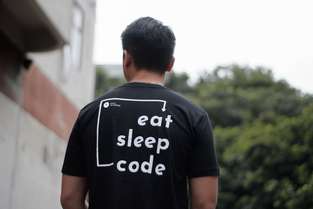 「コードレビュー忘れた」はもう終わり!Claude Code Self ReviewスキルでPASS/FAILを自動判定する方法 - man wearing black shirt