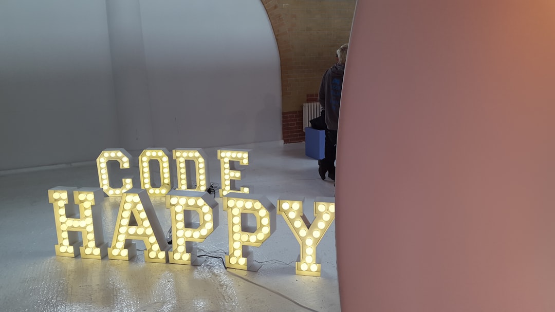 「コードレビュー忘れた」はもう終わり!Claude Code Self ReviewスキルでPASS/FAILを自動判定する方法 - two sets of brown Code Happy marquee lights
